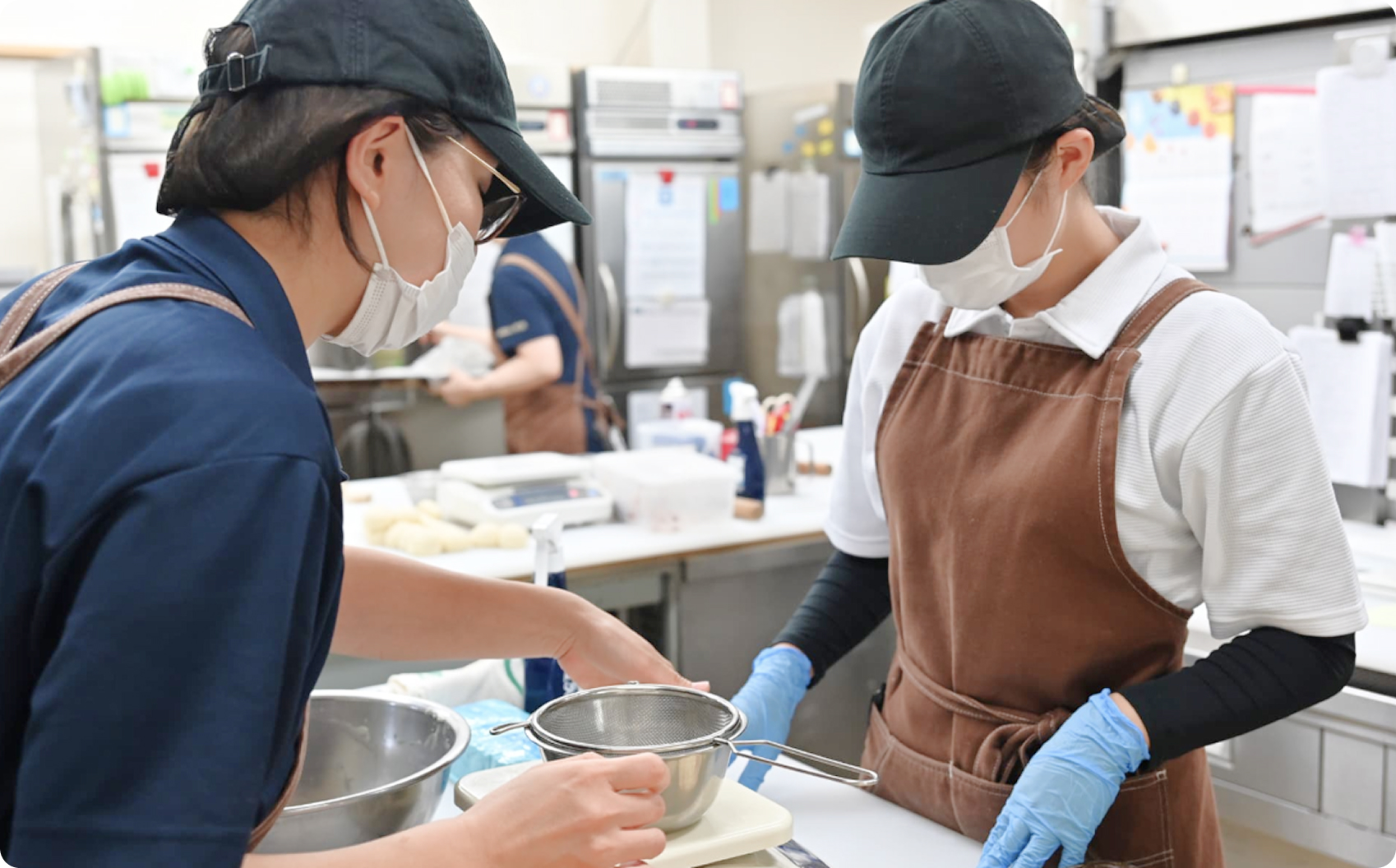 仕事を教える職員