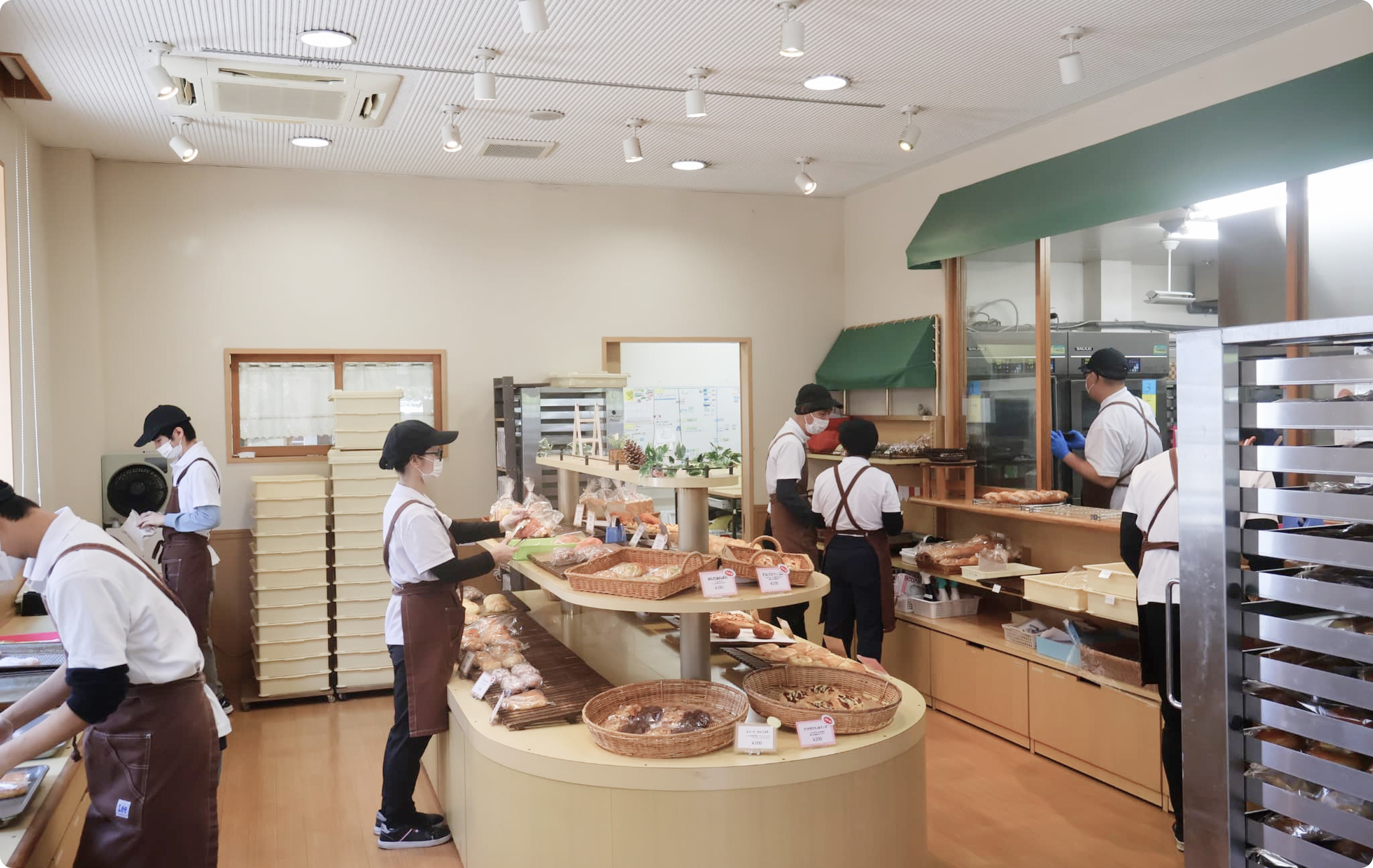作業をする利用者達